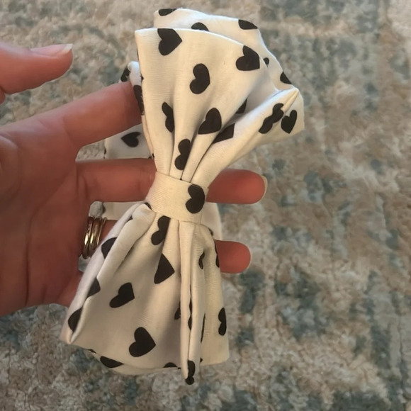 Set of 2 stretchy headbands black and white hearts - Picture 6 of 7